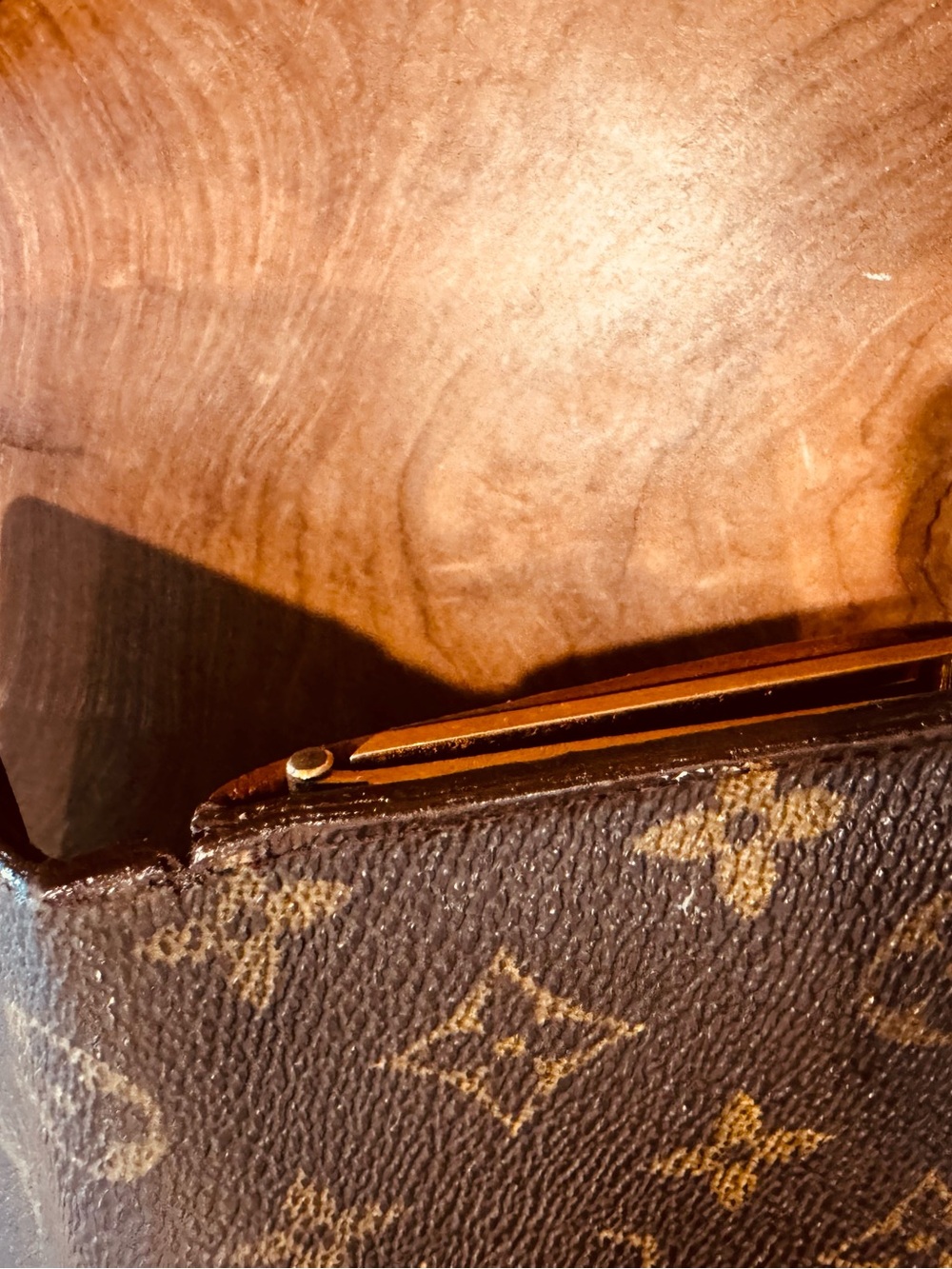 Just in Vuitton French purse, compact, wallet, kiss, lock, monogram, canvas - Picture 13 of 17